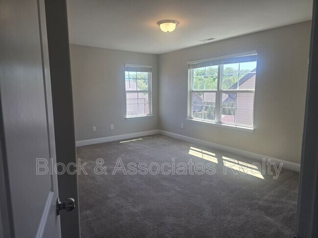 Building Photo - 5553 Marblehead Dr