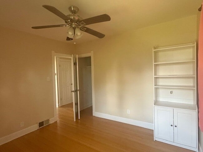 Building Photo - House For Lease
