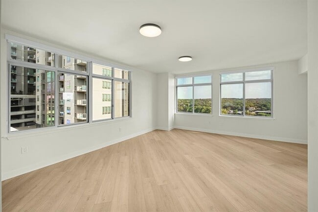 Building Photo - 54 Rainey St