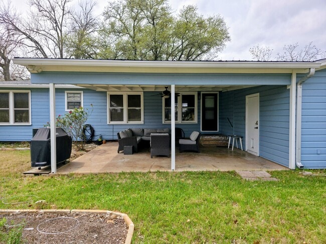 Building Photo - 104 Riverside Dr