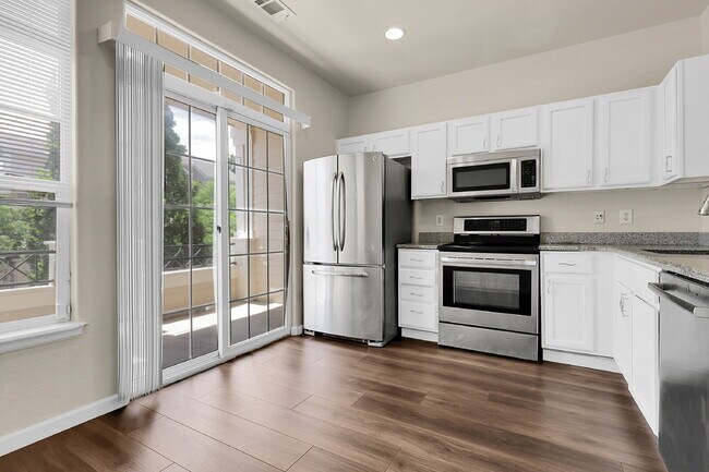 Building Photo - $2,695- 3 Bed, 3 Bath Updated Townhouse wi...