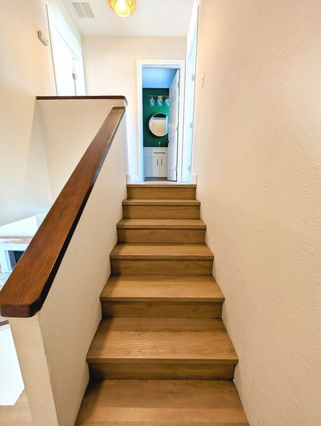 Building Photo - AWESOME 2 BED/1.5 BATH WITH LARGE YARD+WRA...