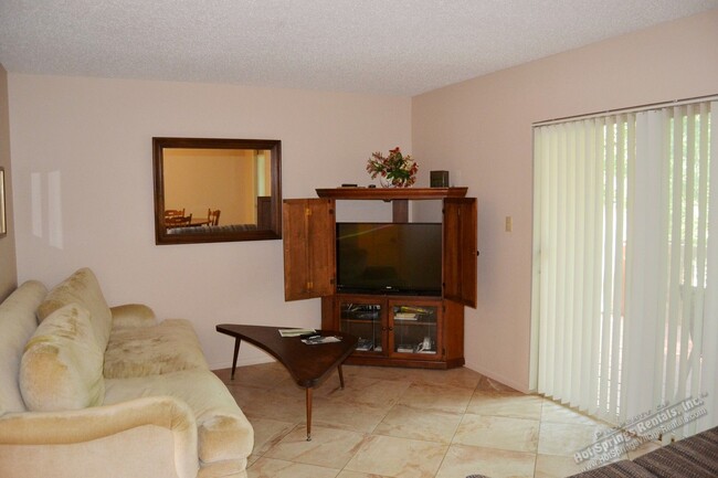 Building Photo - DeSoto Courts | Townhome | Furnished or Un...