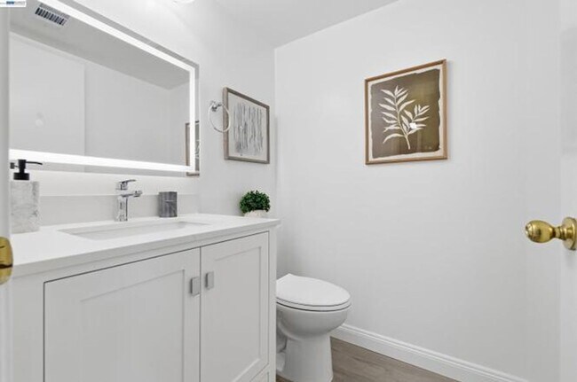 Building Photo - $3,150 / 2 BR - Updated Townhome in Prime Union City!