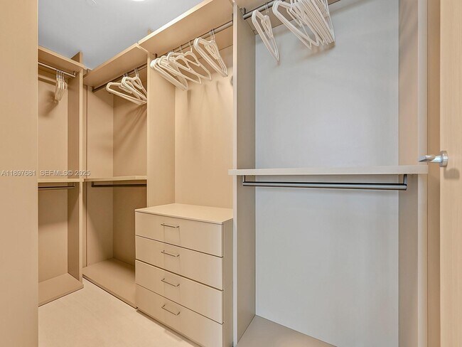 Building Photo - 1000 Brickell Plaza