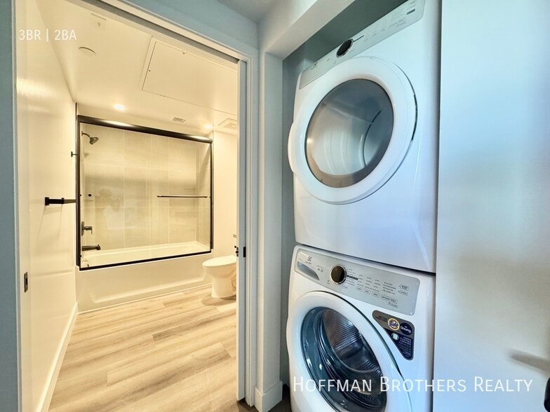 Building Photo - 10806 Blix St