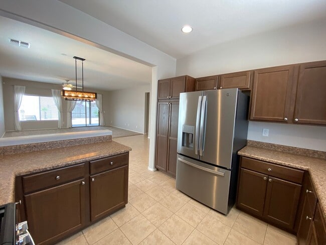 Building Photo - Exceptional 4BR/2BA Home in Magma Ranch! T...