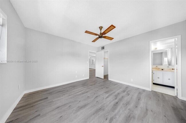 Building Photo - 257 S Cypress Rd