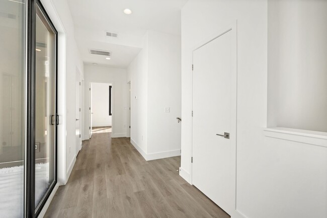 Building Photo - Ultra Modern Durham Townhome Available Now