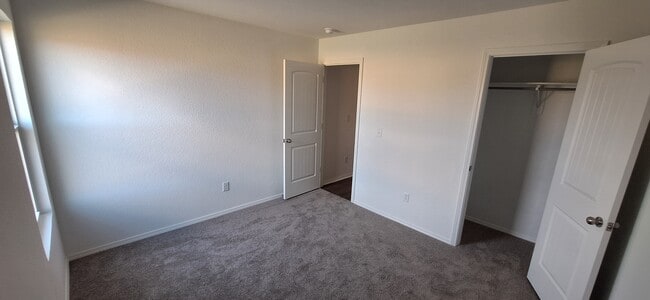 Building Photo - 38 10 Point Ln