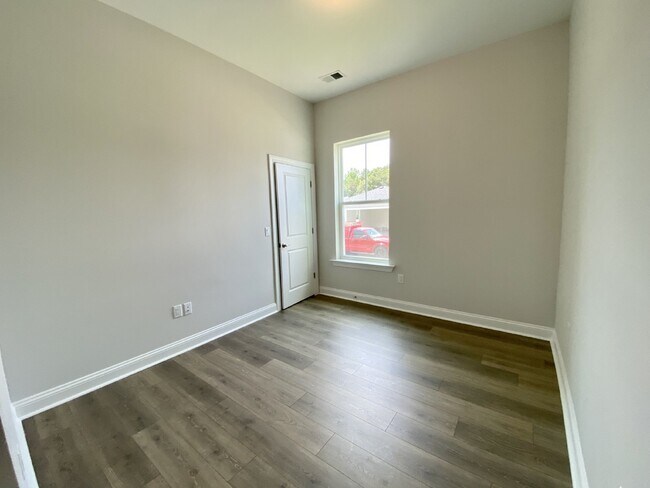 Building Photo - Luxury Living in Hampton Lake!