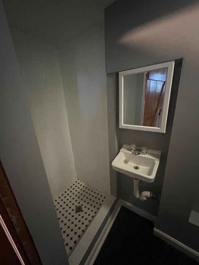 Building Photo - Lovely 3 Bedroom Home in East Baltimore