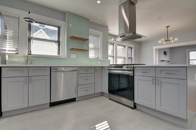 Building Photo - 9 Elm Ave