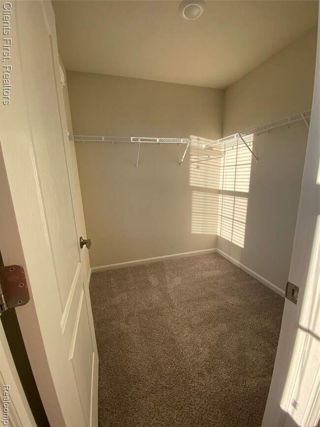 Building Photo - 22490 Woodbridge Ln