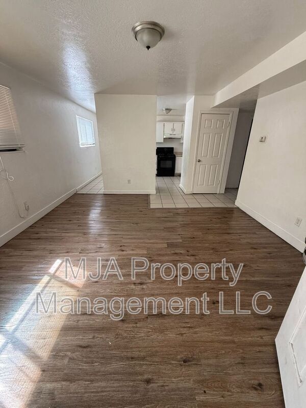 Building Photo - 2517 S Lakecrest St