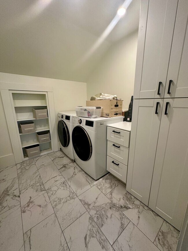 Building Photo - Furnished 2 bedroom Craftsman Apartment