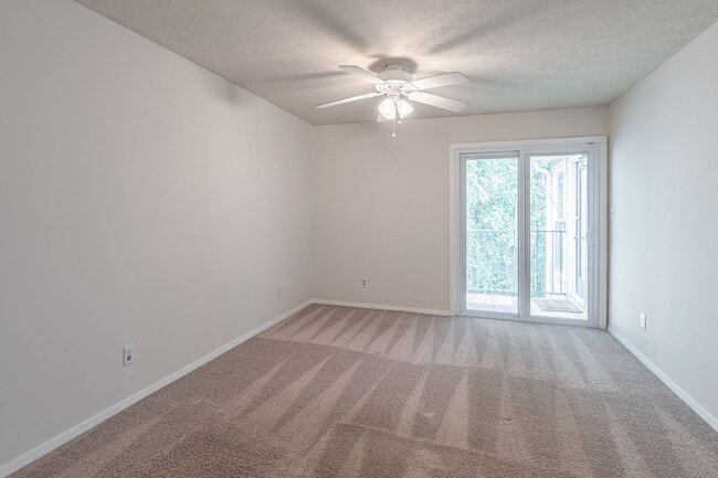 Building Photo - Welcome to this charming 2 bedroom, 2 bath...