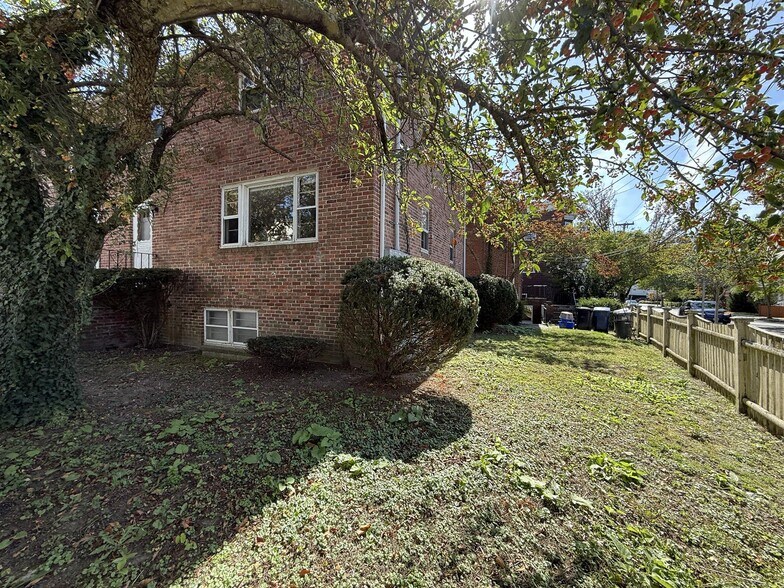 Building Photo - 22 Saville St