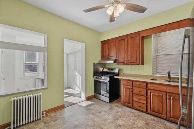 Building Photo - 5033 W Cullom Ave