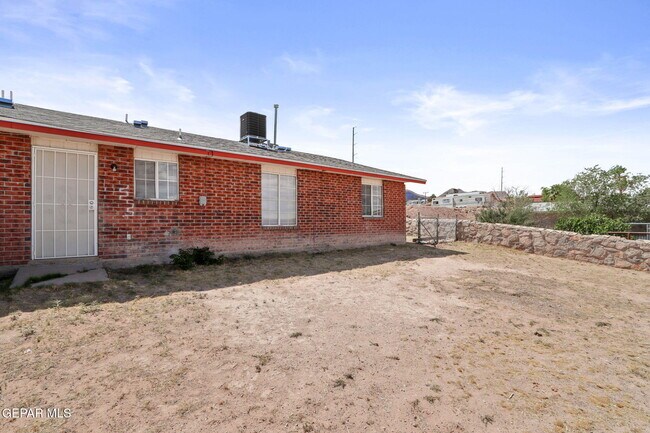 Building Photo - 8920 Leo St