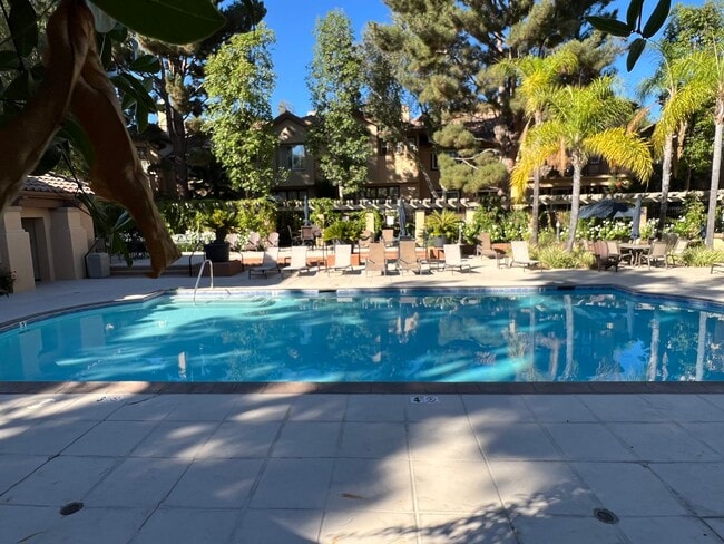 Building Photo - Light Filled 2 Bed 2 Bath Tustin Condo wit...