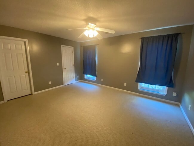 Building Photo - Move-in Ready!