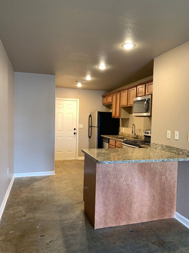 Building Photo - "Charming 2-Bedroom Gem with Granite Touches in Jonesboro!"