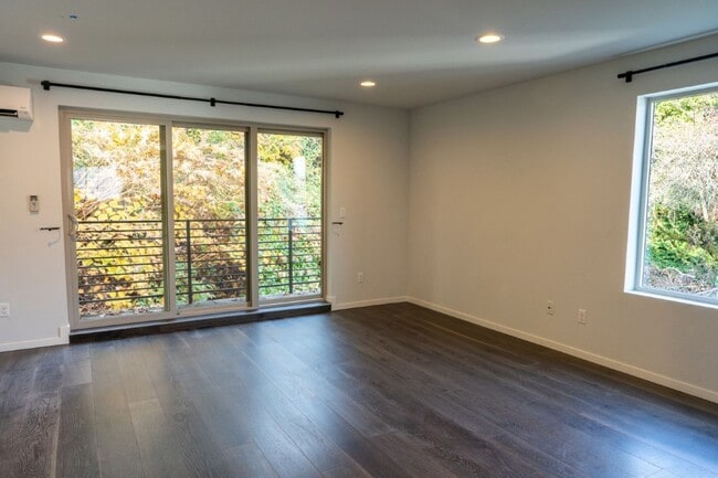 Building Photo - 3Bd/3.5Ba Seattle Townhouse