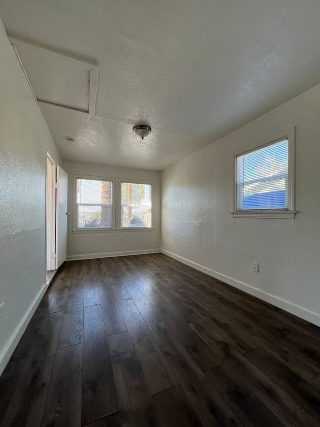Building Photo - 3 Bedroom 1 bathroom House located near a Schools, Community Park and Public Swimming Pool.