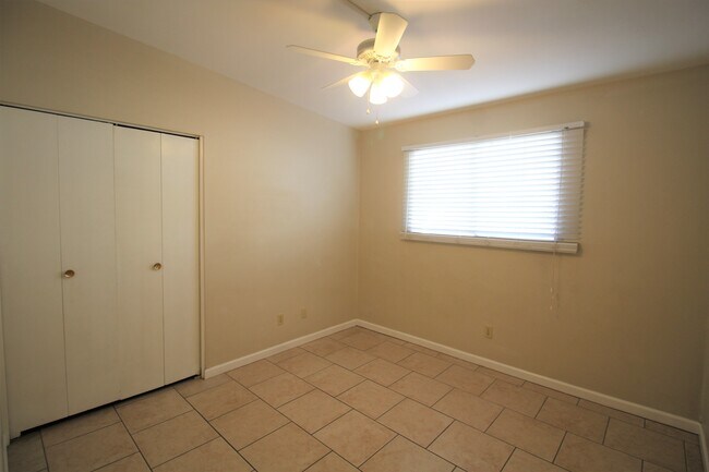 Middle bedroom -2 - 1110 E Broadmor Dr
