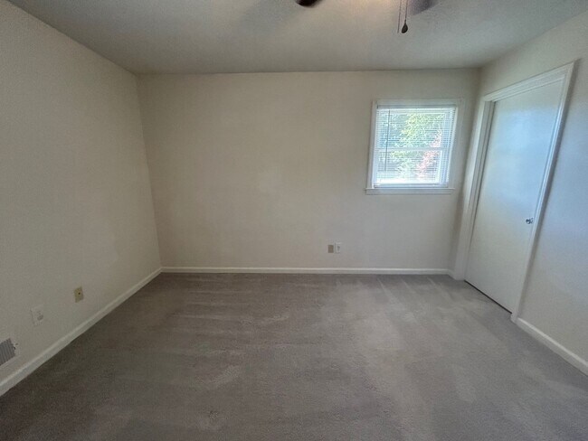 Building Photo - 1015 Walters Ln
