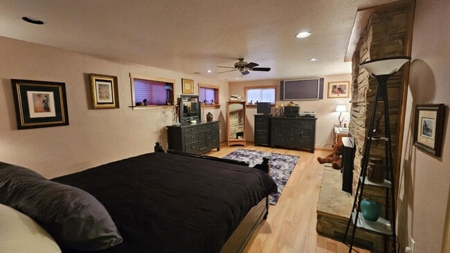 Building Photo - Losleben- House with large yard fully furnished Available Nov 1st - May 31st