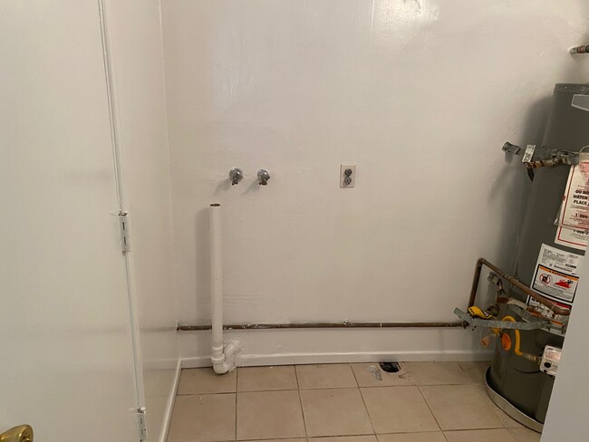 LAUNDRY AREA-HOOK-UPSFOR WAHER & DRYER-UPS FOR - 11435 1/2 Venice Blvd