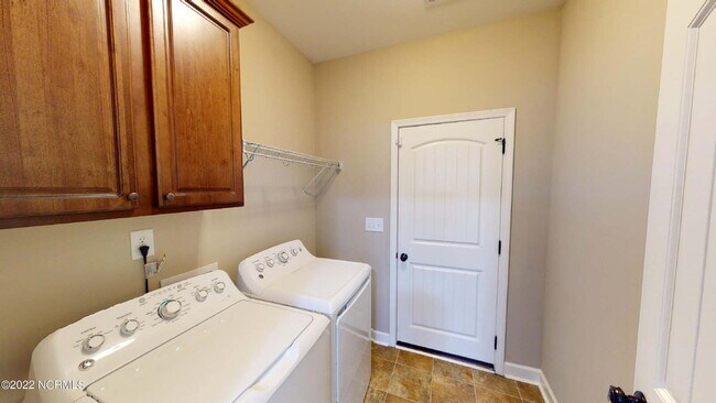 Building Photo - CHARMING ROSEWOOD HOME! 3 BR 2 BA w/ FENCED-IN BACKYARD