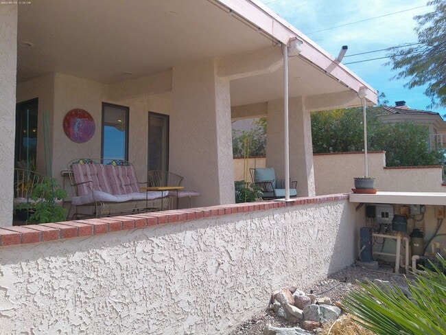 Building Photo - Entertainers Delight Beautiful Pool home Available May 12 to Sept 15, 2026