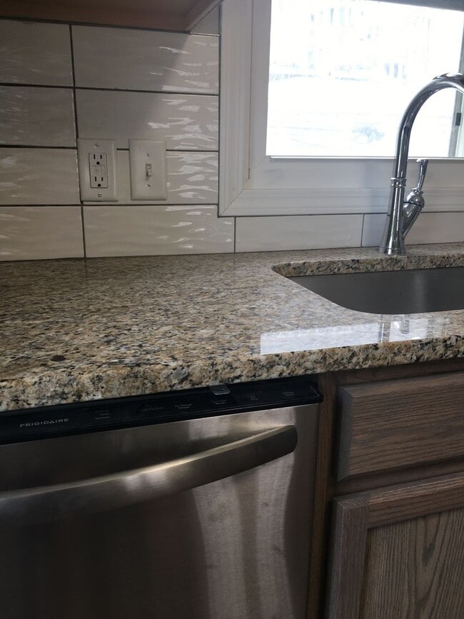 Building Photo - Charming 3 bedroom, 2 bathroom home in the...