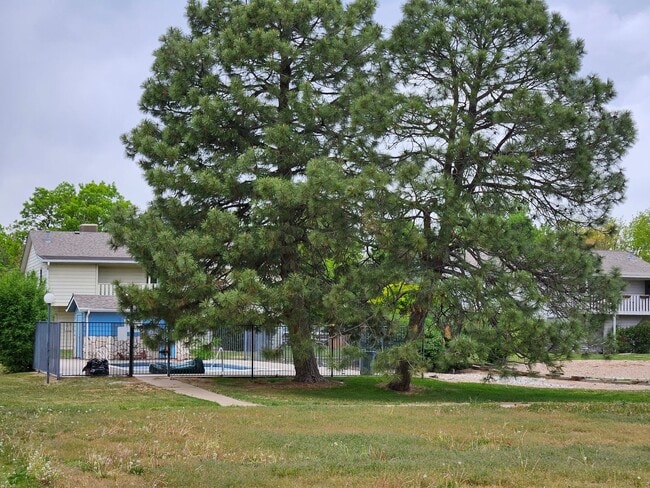 Building Photo - Serene 2 Bedroom 1 1/2 Bath Aurora Townhom...
