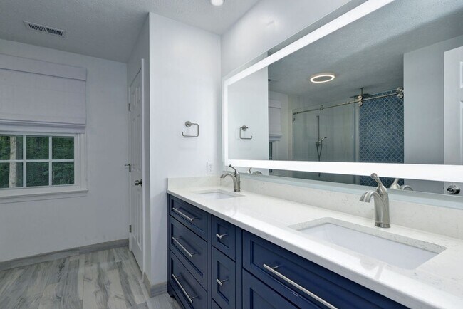 Building Photo - Renovated and Updated Woods of Tabb Home