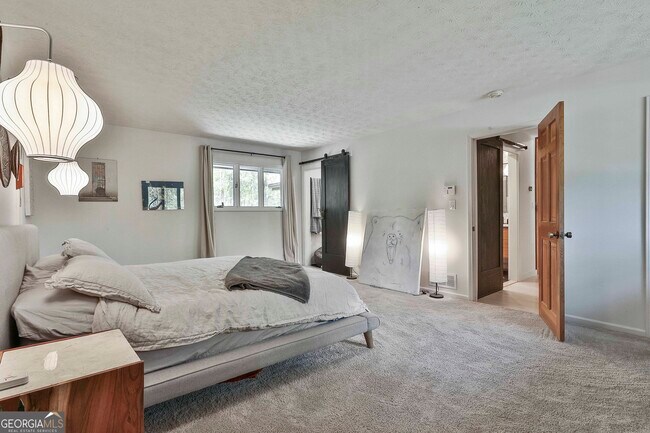 Building Photo - 115 Rolling Green