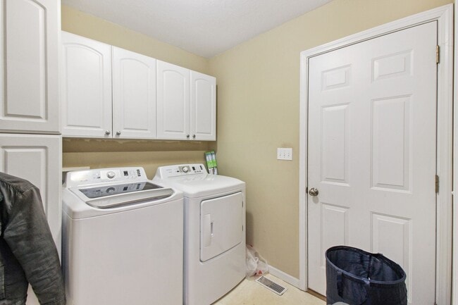 Building Photo - Spacious two-story home in a convenient location