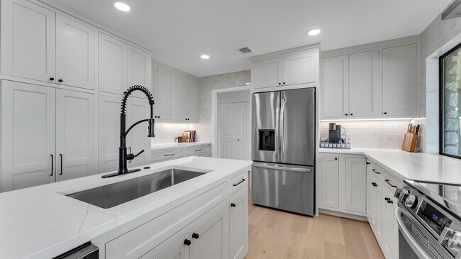 Building Photo - 113 W Bluebonnet Rd