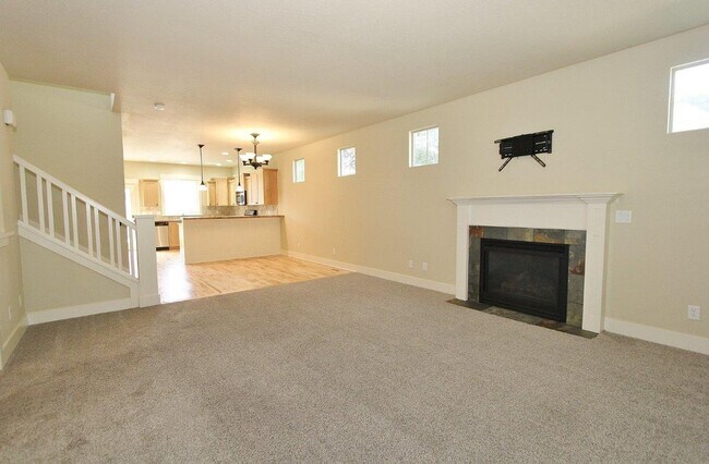 Building Photo - Immaculate Home w/Open Floor-Plan Nestled on the Boise Bench