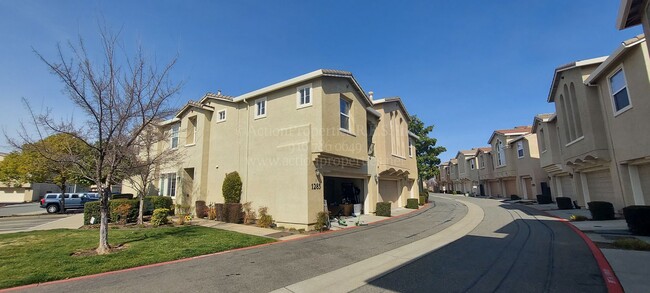 Building Photo - Sierra View Townhouse Lincoln  2 Bed 2 Ba ...