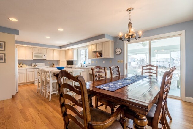 Open dining area - 10 Myrica Ave