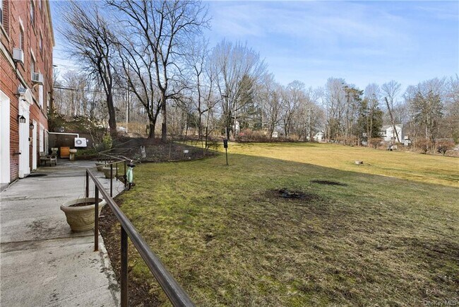 Building Photo - 633 Old Post Rd