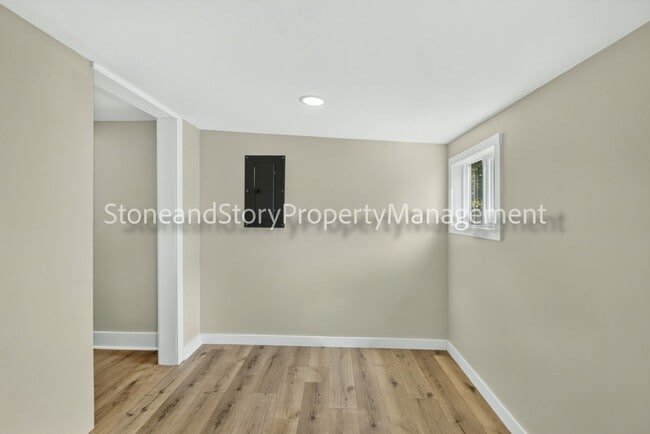 Building Photo - 414 NE Grattan St