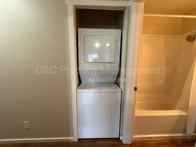 Building Photo - 300 Stony Point Rd