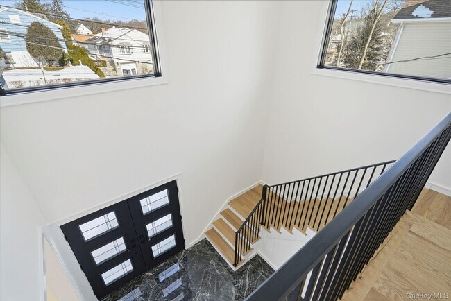 Building Photo - 31 Gedney Way