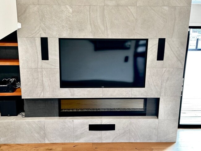 Building Photo - 6 BR / 4 BA – 4,100 SQ FT with Patio, Full Outdoor Grill, and Hot Tub