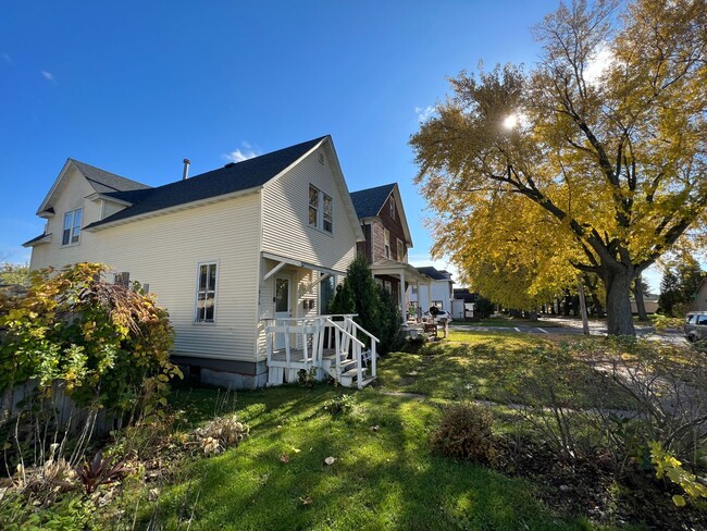 Building Photo - AVAILABLE JUNE - Upper 2 Bed 1 Bath in Billings Park Superior